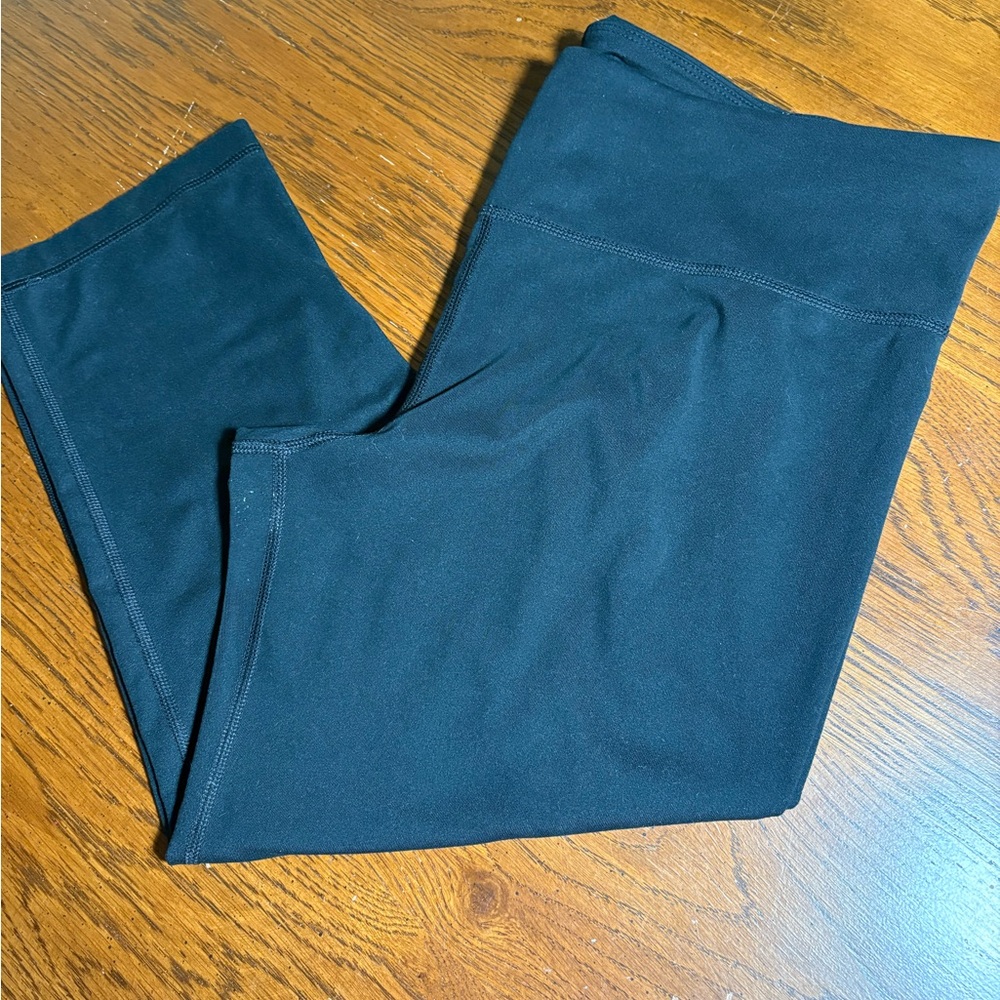 Under Armour Women's Capris Joggers. Size L. Black
